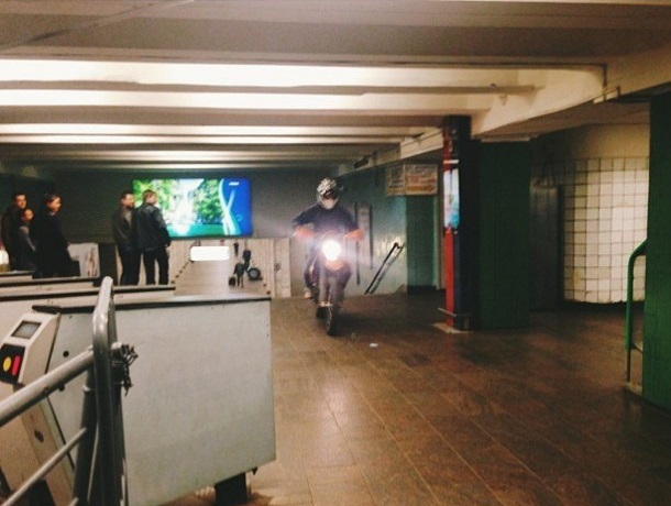 на мотоцикле по станции метро