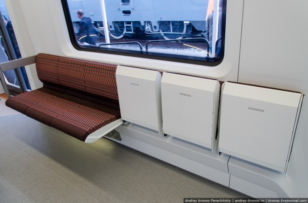 Откидные сидения в вагоне метро Siemens