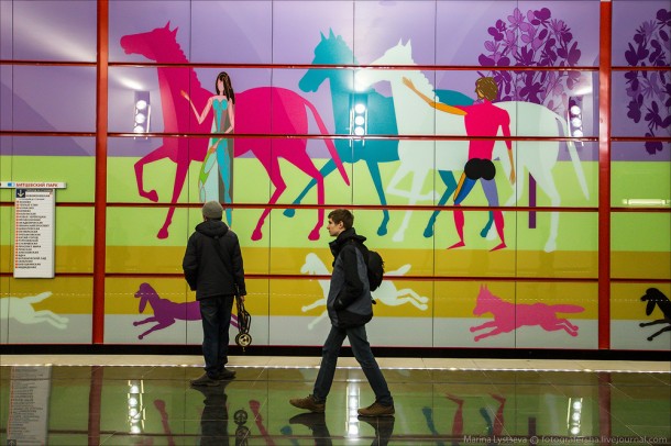 Лошади изображены на пано на станции Битцевский парк