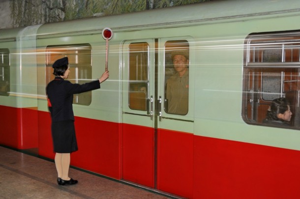 Дежурная по станции в Пхеньянском метрополитене
