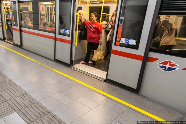 двери поезда метро Вены