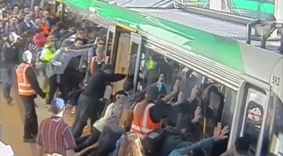 Пассажиры наклонили вагон, чтобы вытащить мужчину, застрявшему между поездом и платформой