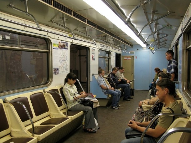 В вагоне Московского метрополитена