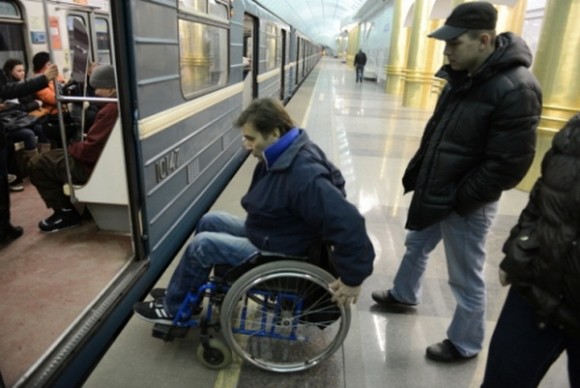 Инвалид-колясочник в метро