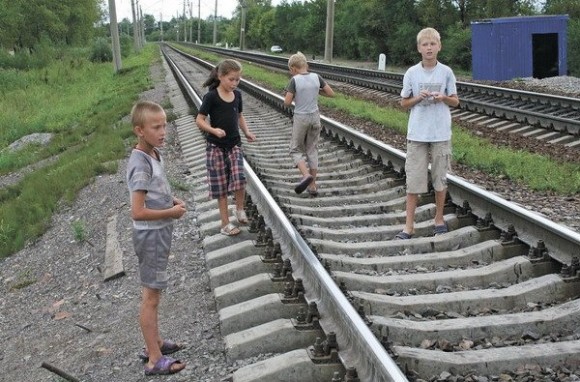 дкти играют на железнодорожных путях